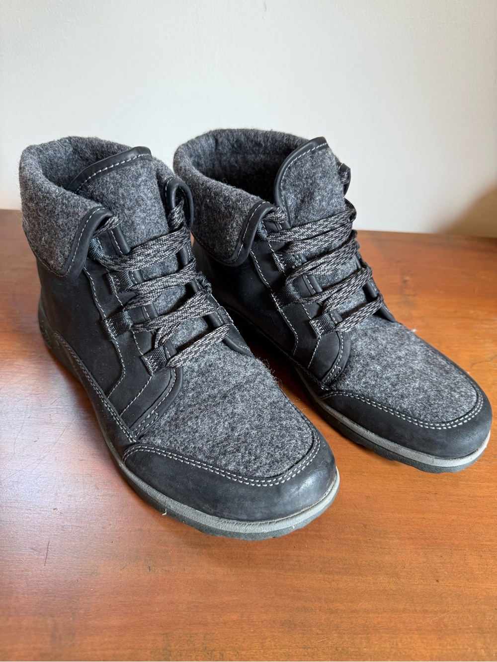 Chaco Barbary Waterproof Black Leather with Gray Wool Ankle Boots , size 7.5